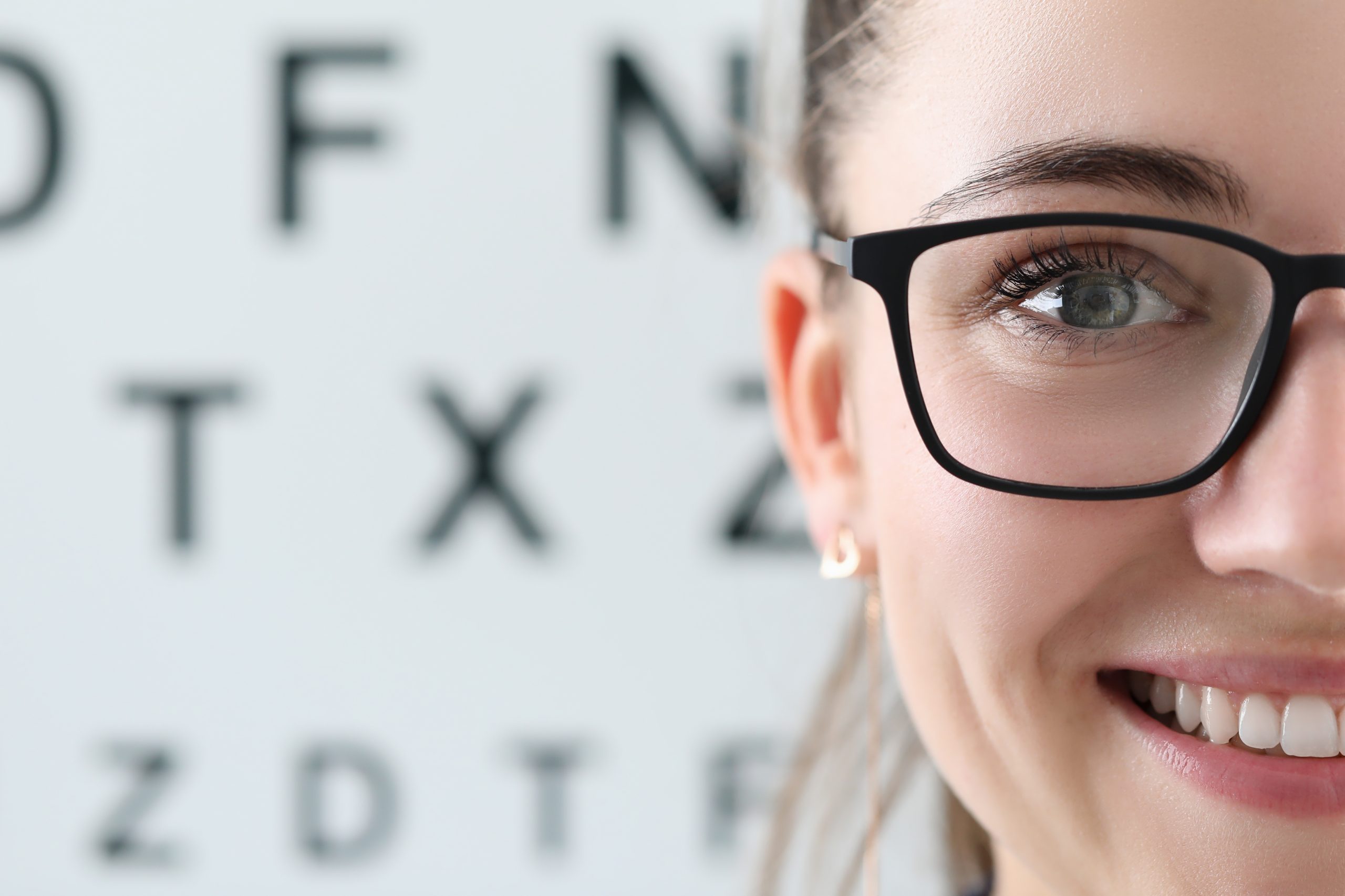 ¿Notas la vista borrosa o fatiga ocular? Descubre cuándo acudir al oftalmólogo, cómo prevenir daños y cuidar tu salud visual. Tus ojos lo merecen.