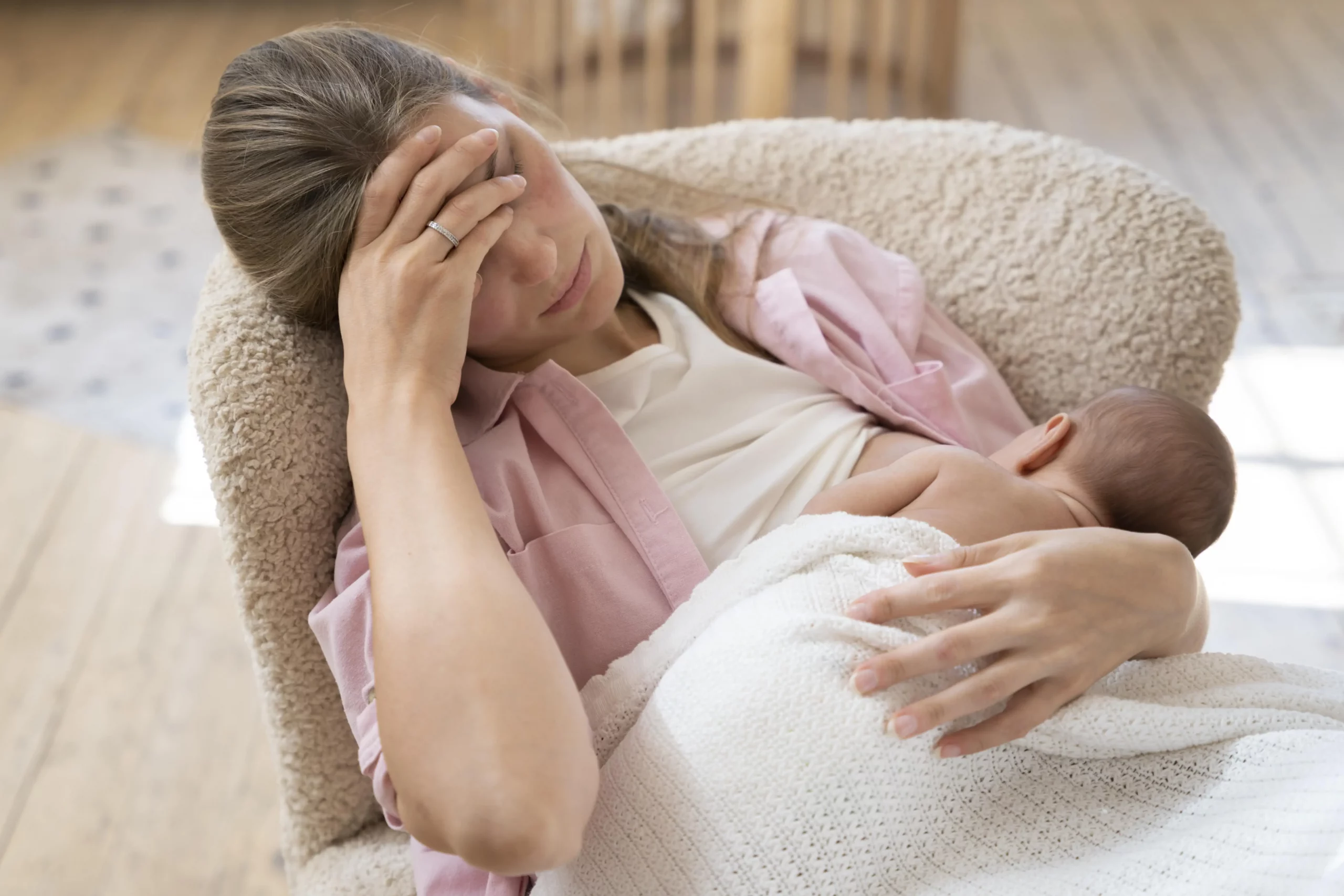 ¿Sufres migrañas durante el embarazo? Aprende a identificar los síntomas y cuándo es necesario consultar al especialista. ¡Protege tu bienestar y el de tu bebé!